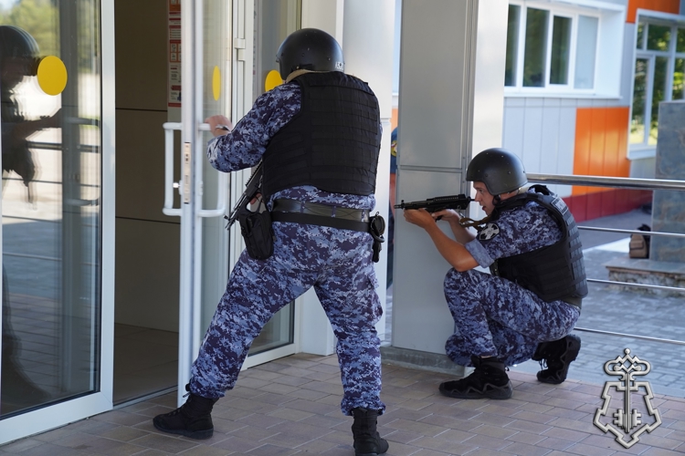 Всероссийские учения на объектах образования прошли при участии Росгвардии в Курске