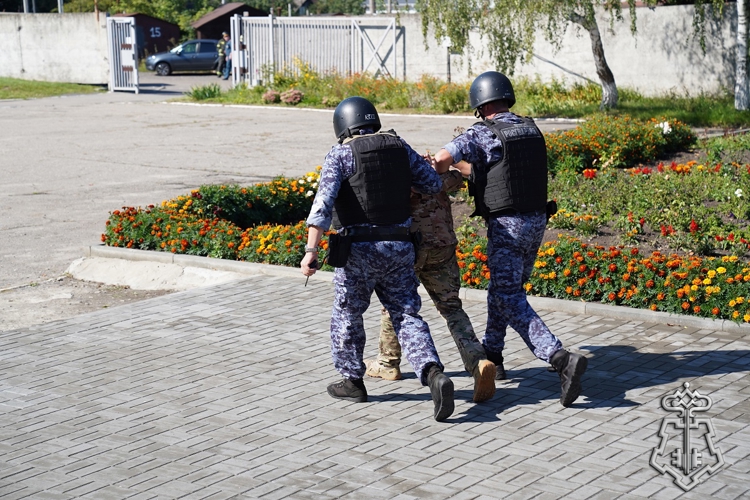 Всероссийские учения на объектах образования прошли при участии Росгвардии в Курске