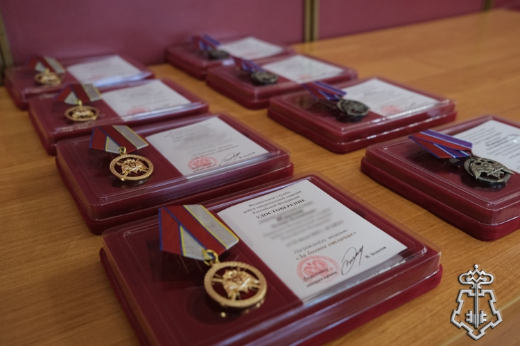 Заместитель командующего Центральным округом вручил награды отличившимся росгвардейцам в Курской области 