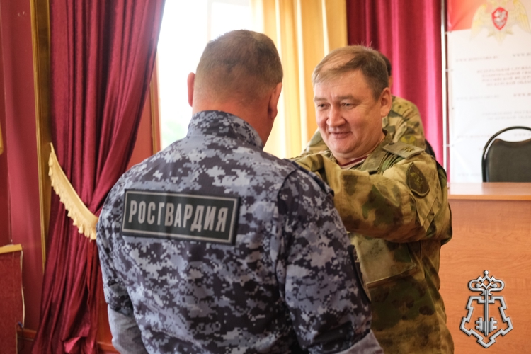 Заместитель командующего Центральным округом вручил награды отличившимся росгвардейцам в Курской области 