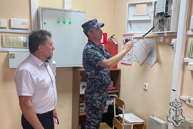 Росгвардейцы проверяют безопасность образовательных учреждений Курской области 
