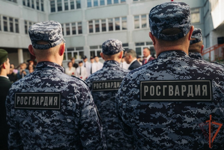 Мемориальную доску сотруднику Росгвардии открыли в Курске
