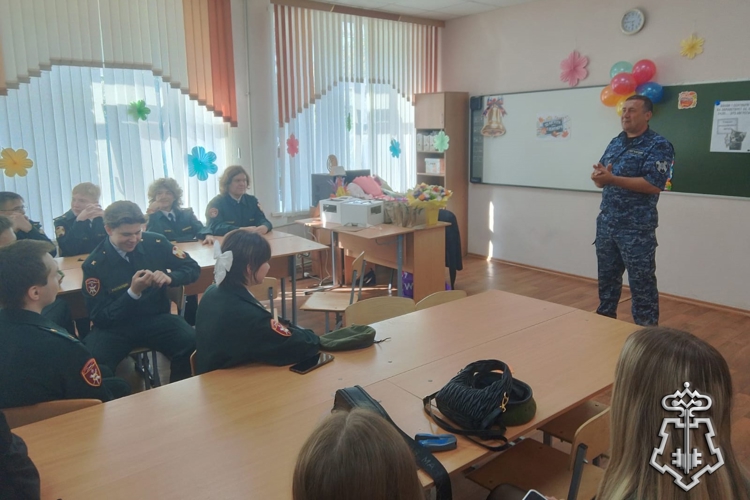 В Курске в  День знаний росгвардейцы провели «уроки мужества» для подшефных воспитанников
