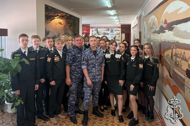 В Курске в День знаний росгвардейцы провели «уроки мужества» для подшефных воспитанников