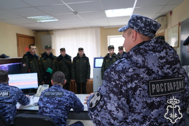 В Курске росгвардейцы познакомили подшефных воспитанников с работой вневедомственной охраны