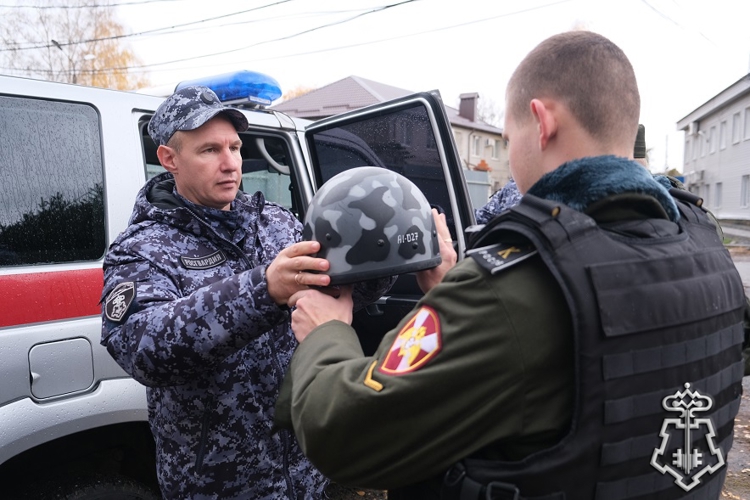 В Курске росгвардейцы познакомили подшефных воспитанников с работой вневедомственной охраны