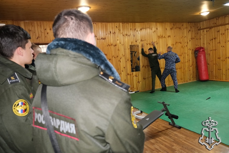 В Курске росгвардейцы познакомили подшефных воспитанников с работой вневедомственной охраны