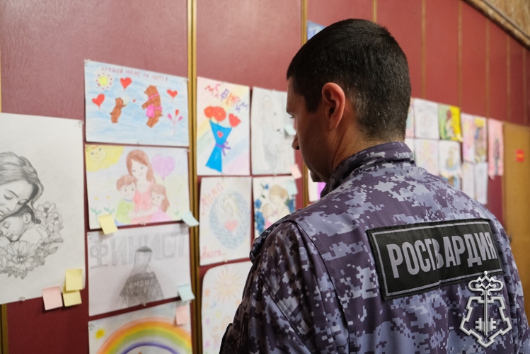 В Курске в региональном Управлении Росгвардии наградили победителей конкурса детского рисунка