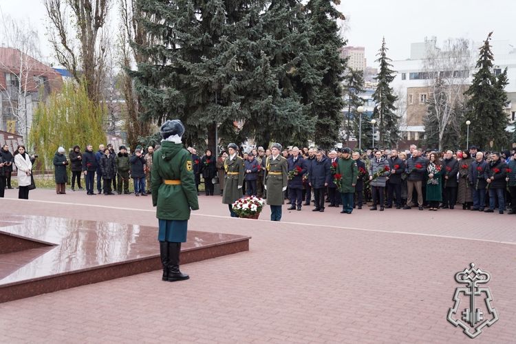 В Курске в День Героев Отечества росгвардейцы почтили память героев - земляков
