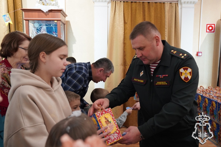 Дед Мороз специального назначения поздравил детей курских росгвардейцев 