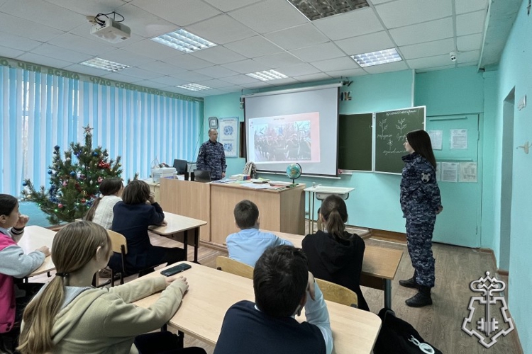 В Курской области росгвардейцы провели ряд патриотических мероприятий ко Дню Героев Отечества