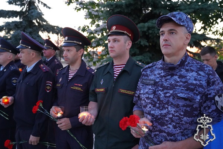 В Курске росгвардейцы приняли участие во всероссийской акции «Свеча памяти»
