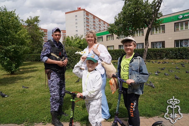 Акция «Ромашка — символ счастья»: сотрудники регионального управления Росгвардии поздравили курян с Днём семьи, любви и верности