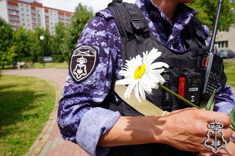Акция «Ромашка — символ счастья»: сотрудники регионального управления Росгвардии поздравили курян с Днём семьи, любви и верности