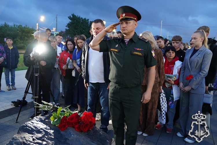 В Курске росгвардейцы почтили память погибших в результате теракта на пляже в 2025 году