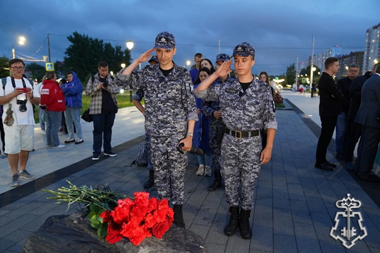 В Курске росгвардейцы почтили память погибших в результате теракта на пляже в 2025 году