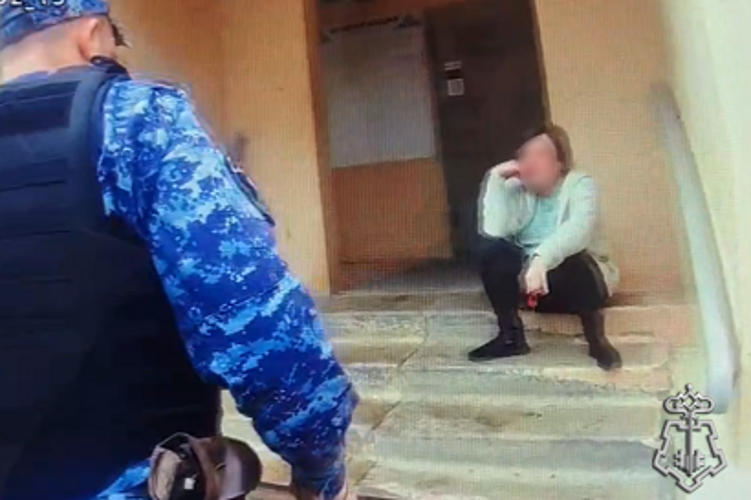 В Курске росгвардейцы задержали женщину, подозреваемую в нанесении ножевого ранения супругу (видео)