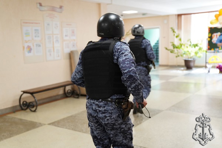 Росгвардейцы в составе межведомственной комиссии проверили обеспечение безопасности в школах Курска