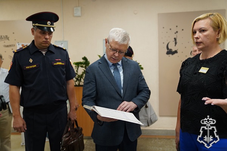 Росгвардейцы в составе межведомственной комиссии проверили обеспечение безопасности в школах Курска